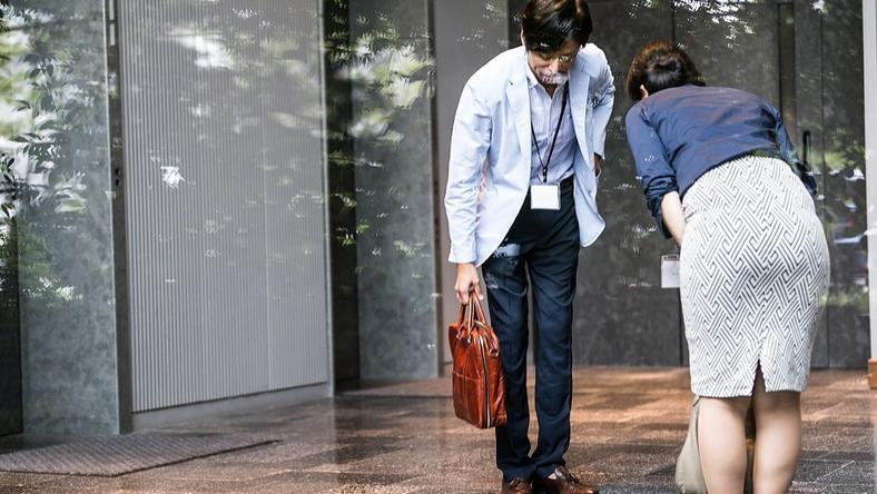 日本人藏在鞠躬里的小心机